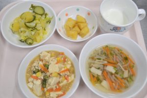 とうふのそぼろあんかけ　はくさいサラダ　えのきともやしのスープ　（おやつ）ぎゅうにゅう　あまからポテト